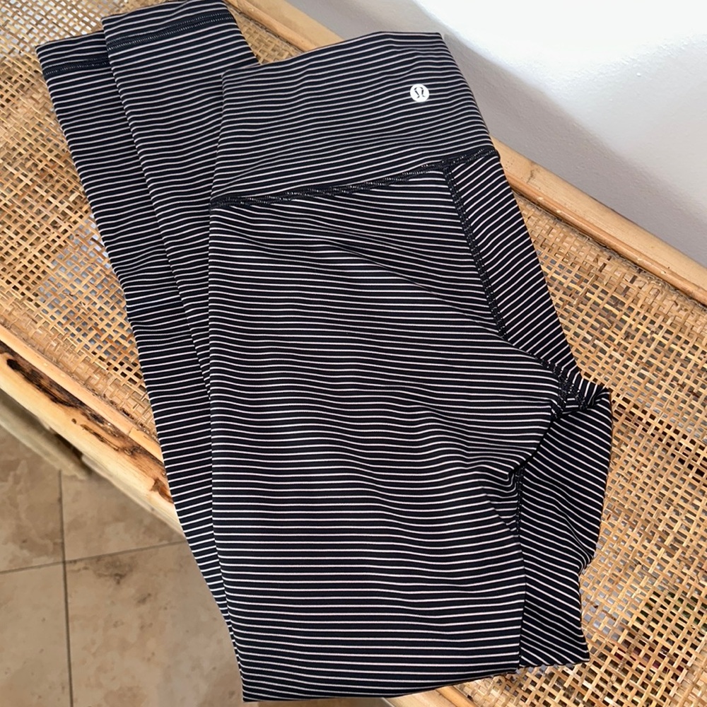 Lululemon Wunder under navy and blush striped sized 6 28” inseam.